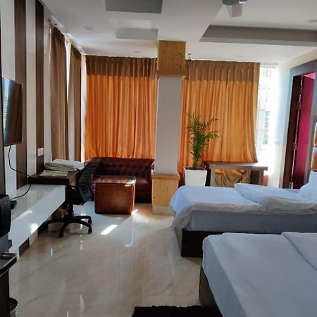 Hotel Maira Dehradun Zewnętrze zdjęcie
