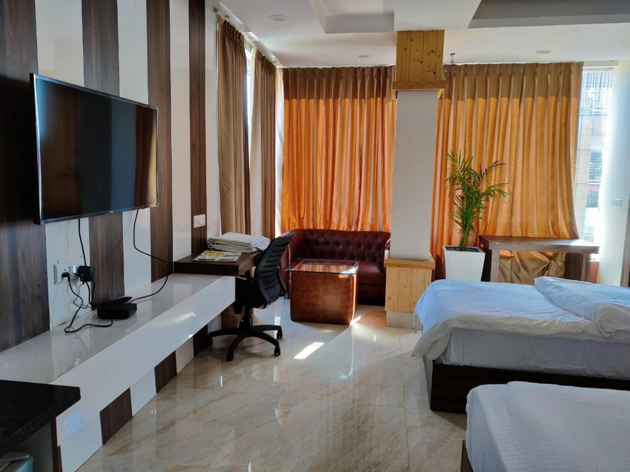Hotel Maira Dehradun Zewnętrze zdjęcie
