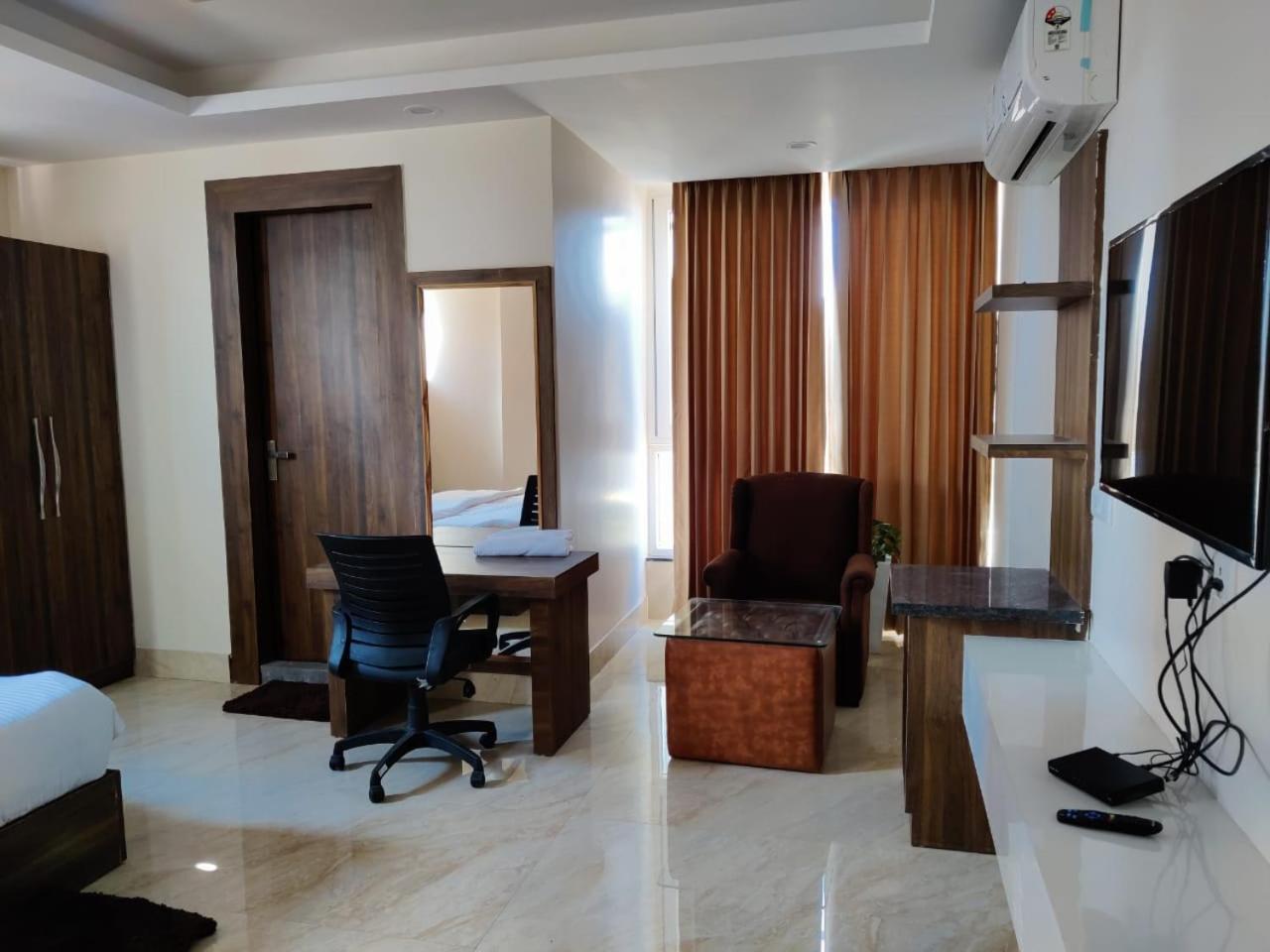 Hotel Maira Dehradun Zewnętrze zdjęcie